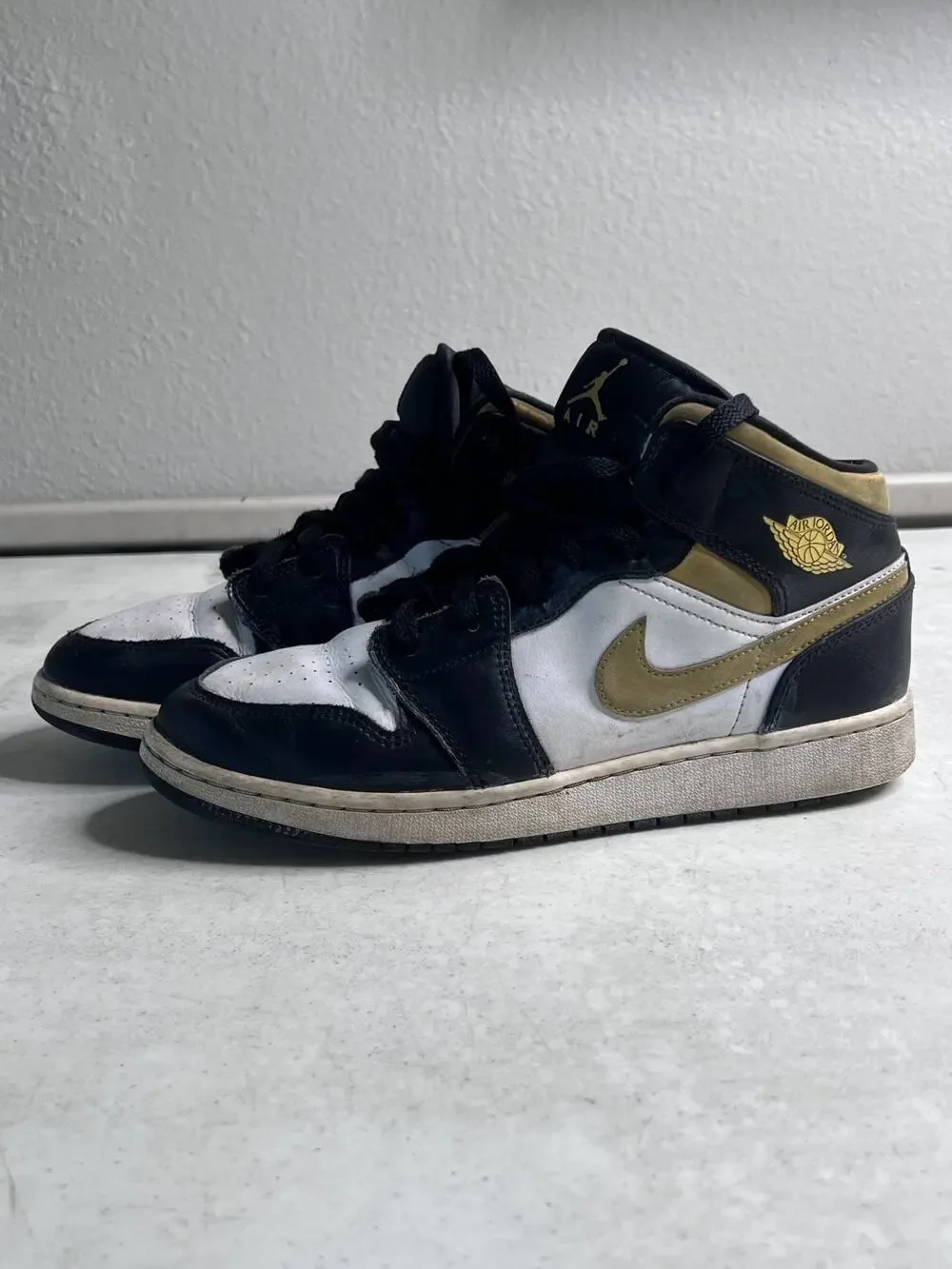 Jordan 1 Mid Youth 6.5Y Black White Metallic Gold Sneaker